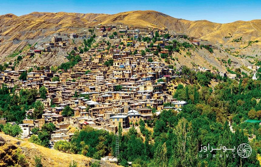 روستای کوهستانی «کنگ» که معماری پلکانی دارد و با درختان سرسبز احاطه شده‌است.